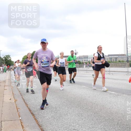 29.06.2025 - hella hamburg halbmarathon Lena Gebhardt http://msf.ph/oto/8323123 29.06.2025 10:57:32 Lombardsbrücke 15041, 8552, 2041, 1123, 1242, 1248, 1265, 1643, 2015, 2041, 2370, 2451, 2567, 2871, 3191, 3195, 3385, 3388, 3433, 3470, 3723, 3750, 3851, 3954, 4059, 4086, 4106, 4180, 4197, 4241, 4485, 4521, 4611, 4830, 4998, 5057, 5117, 5316, 5632, 5639, 5736, 5738, 6053, 6827, 6832, 6857, 6916, 6981, 7172, 7592, 7720, 7728, 7787, 8035, 8039, 8159, 8224, 8287, 8386, 8540, 8546, 8552, 8679, 8708, 8851, 8853, 8873, 9059, 9110, 9233, 9318, 9394, 9496, 9613 meine-sportfotos.de