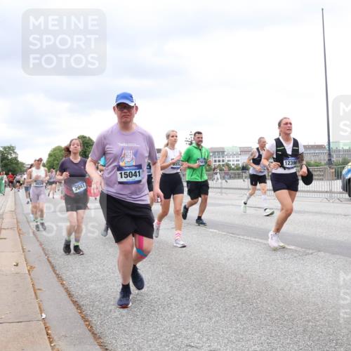 29.06.2025 - hella hamburg halbmarathon Lena Gebhardt http://msf.ph/oto/8323156 29.06.2025 10:57:32 Lombardsbrücke 9824, 2041, 15041, 8552, 12396, 3388, 1123, 1242, 1248, 1265, 1643, 2015, 2041, 2370, 2451, 2567, 2871, 3191, 3195, 3385, 3388, 3433, 3470, 3723, 3750, 3851, 3954, 4059, 4086, 4106, 4180, 4197, 4241, 4485, 4521, 4611, 4830, 4998, 5057, 5117, 5316, 5632, 5639, 5736, 5738, 6053, 6827, 6832, 6857, 6916, 6981, 7172, 7592, 7720, 7728, 7787, 8035, 8039, 8159, 8224, 8287, 8386, 8540, 8546, 8552, 8679, 8708, 8851, 8853, 8873, 9059, 9110, 9233, 9318, 9394, 9496, 9613 meine-sportfotos.de