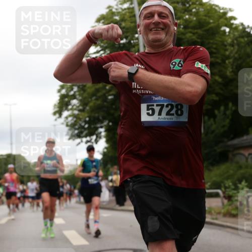 29.06.2025 - hella hamburg halbmarathon Yannick Fuchs http://msf.ph/oto/8323202 29.06.2025 10:51:18 20KM 1200, 1239, 1387, 1563, 1715, 1719, 1972, 2236, 2282, 2417, 2652, 3575, 4261, 5015, 5134, 5391, 5457, 5458, 5728, 6720, 6892, 7159, 7269, 8744, 9577, 10383, 10408, 11832, 12144, 12509, 12773, 12774, 13245, 13376, 13523, 13664, 14361, 14737, 14881, 14951, 15090, 15110, 15125, 15189, 15220, 15349, 15664, 16093, 16418, 16830, 16909, 17201, 17758, 17769, 17848, 18388 meine-sportfotos.de