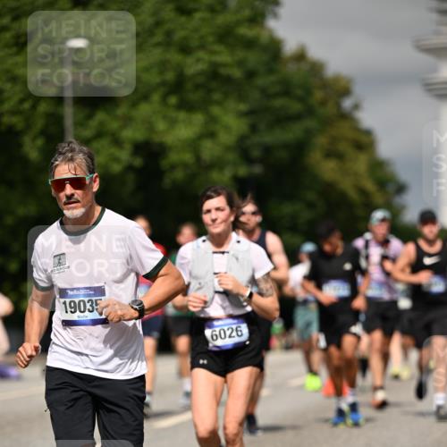 29.06.2025 - hella hamburg halbmarathon Dr. Thomas Lammeyer http://msf.ph/oto/8323281 29.06.2025 10:17:27 Kennedybrücke 1007, 1194, 1859, 1939, 2055, 2359, 2721, 2904, 2961, 2987, 3218, 3729, 4950, 5232, 6026, 6207, 7346, 7460, 8279, 8913, 9128, 9612 meine-sportfotos.de
