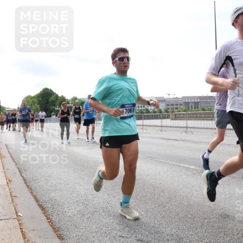 29.06.2025 - hella hamburg halbmarathon Lena Gebhardt http://msf.ph/oto/8323288 29.06.2025 10:12:50 Lombardsbrücke 7061, 15012, 1020, 1051, 1249, 1610, 1785, 1850, 1851, 1939, 2531, 2891, 2942, 2963, 2964, 3182, 3248, 3262, 4453, 4499, 4532, 4554, 5150, 5166, 5597, 5598, 6207, 6822, 6966, 7014, 7873, 7907, 8398, 8405, 8917, 8971, 9141, 9254, 10067, 10402, 10581, 10685, 11025, 11720, 12456, 13566, 13816, 14404, 14540, 14868, 14869, 15012, 15369, 15531, 16255, 16323, 16473, 16826, 16911, 17061, 17699, 17994, 18178, 18320, 18493, 18530 meine-sportfotos.de