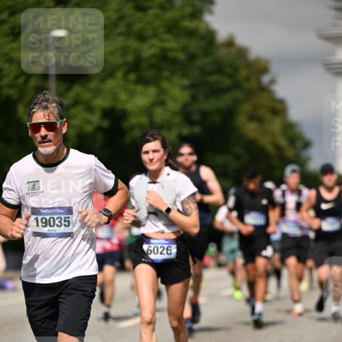 29.06.2025 - hella hamburg halbmarathon Dr. Thomas Lammeyer http://msf.ph/oto/8323313 29.06.2025 10:17:27 Kennedybrücke 1007, 1194, 1859, 1939, 2055, 2359, 2721, 2904, 2961, 2987, 3218, 3729, 4950, 5232, 6026, 6207, 7346, 7460, 8279, 8913, 9128, 9612 meine-sportfotos.de