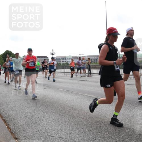 29.06.2025 - hella hamburg halbmarathon Lena Gebhardt http://msf.ph/oto/8323319 29.06.2025 10:37:38 Lombardsbrücke 3230, 14130, 2199, 5, 1022, 1276, 1337, 1475, 1578, 1597, 1799, 1819, 1985, 2016, 2031, 2199, 2272, 2480, 2486, 2640, 2853, 3230, 3246, 3633, 4097, 4347, 4733, 5139, 5146, 5171, 5186, 5522, 5560, 5790, 5875, 5940, 6243, 6362, 6821, 6955, 7085, 7124, 7235, 7321, 7350, 7544, 7696, 7707, 7777, 7823, 8811, 8843, 8985, 9247, 9288, 9524, 9895, 10159, 10506, 10836, 11087, 11543, 12123, 12254, 12472, 12824, 16680, 17798 meine-sportfotos.de