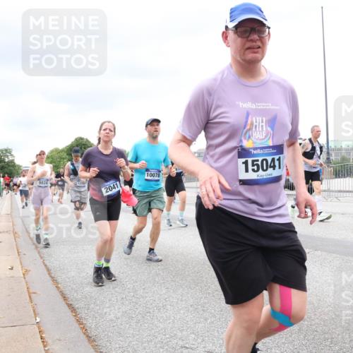 29.06.2025 - hella hamburg halbmarathon Lena Gebhardt http://msf.ph/oto/8323327 29.06.2025 10:57:33 Lombardsbrücke 9824, 12799, 2041, 10078, 15041, 12396, 1123, 1242, 1248, 1265, 1643, 2015, 2041, 2370, 2451, 2567, 2900, 3191, 3195, 3385, 3388, 3433, 3723, 3750, 3851, 3954, 4059, 4086, 4106, 4180, 4197, 4241, 4485, 4521, 4611, 4830, 4998, 5057, 5117, 5316, 5632, 5639, 5736, 5738, 6053, 6827, 6832, 6857, 6916, 7172, 7592, 7720, 7728, 7787, 8035, 8039, 8159, 8224, 8287, 8386, 8540, 8552, 8679, 8708, 8851, 8853, 8873, 9059, 9110, 9233, 9318, 9394, 9496, 9613 meine-sportfotos.de