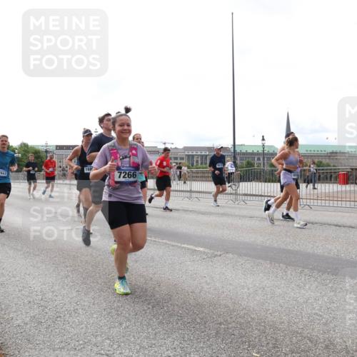 29.06.2025 - hella hamburg halbmarathon Lena Gebhardt http://msf.ph/oto/8323359 29.06.2025 10:23:05 Lombardsbrücke 4190, 13248, 17657, 168, 9913, 7266, 1029, 1362, 1853, 2294, 2766, 2925, 3003, 3029, 3034, 3600, 3601, 4190, 4266, 4728, 4793, 5223, 5343, 5629, 6502, 6578, 6784, 6785, 6849, 7188, 7190, 7266, 7276, 7529, 7891, 7925, 8355, 8687, 8688, 8716, 8918, 8920, 9133, 9256, 9301, 9877, 9913, 10205, 10739, 10826, 11798, 12025, 12073, 12190, 12265, 13560, 13921, 14041, 14338, 14525, 14801, 14821, 16416, 16558, 17013, 17099, 17207, 17299, 17719 meine-sportfotos.de