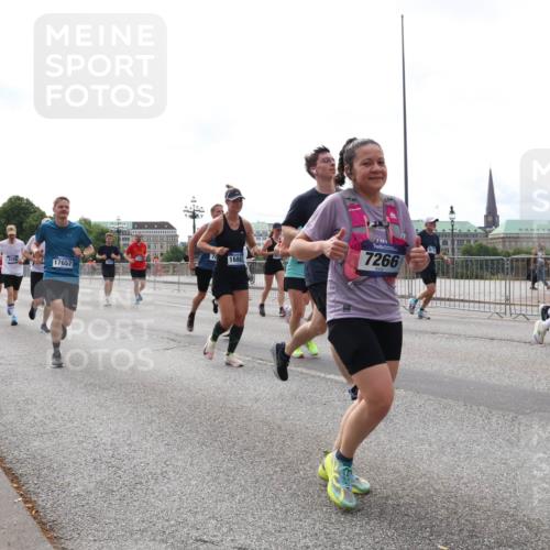 29.06.2025 - hella hamburg halbmarathon Lena Gebhardt http://msf.ph/oto/8323455 29.06.2025 10:23:05 Lombardsbrücke 1686, 17657, 7266, 1029, 1362, 1853, 2294, 2766, 2925, 3003, 3029, 3034, 3600, 3601, 4190, 4266, 4728, 4793, 5223, 5343, 5629, 6502, 6578, 6784, 6785, 6849, 7188, 7190, 7266, 7276, 7529, 7891, 7925, 8355, 8687, 8688, 8716, 8918, 8920, 9133, 9256, 9301, 9877, 9913, 10205, 10739, 10826, 11798, 12025, 12073, 12190, 12265, 13560, 13921, 14041, 14338, 14525, 14801, 14821, 16416, 16558, 17013, 17099, 17207, 17299, 17719 meine-sportfotos.de