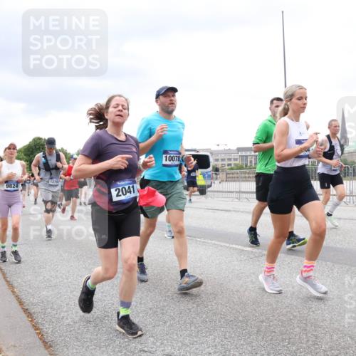 29.06.2025 - hella hamburg halbmarathon Lena Gebhardt http://msf.ph/oto/8323473 29.06.2025 10:57:34 Lombardsbrücke 53, 9824, 1279, 2041, 10078, 1123, 1242, 1248, 1265, 1643, 2015, 2041, 2370, 2451, 2567, 2900, 3191, 3195, 3385, 3388, 3433, 3723, 3750, 3851, 3954, 4059, 4086, 4106, 4180, 4197, 4485, 4521, 4611, 4830, 4998, 5057, 5117, 5316, 5632, 5639, 5736, 5738, 6053, 6827, 6832, 6857, 6916, 7172, 7193, 7592, 7720, 7728, 7787, 8035, 8159, 8224, 8287, 8386, 8474, 8540, 8552, 8679, 8708, 8773, 8851, 8853, 8873, 9059, 9110, 9233, 9318, 9394, 9496, 9613 meine-sportfotos.de