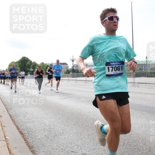 29.06.2025 - hella hamburg halbmarathon Lena Gebhardt http://msf.ph/oto/8323606 29.06.2025 10:12:50 Lombardsbrücke 10061, 17994, 17061, 1025, 1020, 1051, 1249, 1610, 1785, 1850, 1851, 1939, 2531, 2891, 2942, 2963, 2964, 3182, 3248, 3262, 4453, 4499, 4532, 4554, 5150, 5166, 5597, 5598, 6207, 6822, 6966, 7014, 7873, 7907, 8398, 8405, 8917, 8971, 9141, 9254, 10067, 10402, 10581, 10685, 11025, 11720, 12456, 13566, 13816, 14404, 14540, 14868, 14869, 15012, 15369, 15531, 16255, 16323, 16473, 16826, 16911, 17061, 17699, 17994, 18178, 18320, 18493, 18530 meine-sportfotos.de