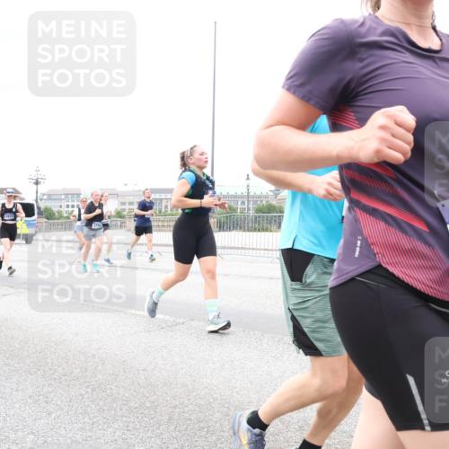 29.06.2025 - hella hamburg halbmarathon Lena Gebhardt http://msf.ph/oto/8323734 29.06.2025 10:57:35 Lombardsbrücke 9824, 12799, 12819, 3750, 20, 1123, 1242, 1248, 1265, 1643, 2015, 2041, 2370, 2451, 2567, 2900, 3191, 3195, 3385, 3388, 3433, 3723, 3750, 3851, 3954, 4059, 4086, 4106, 4180, 4197, 4485, 4521, 4611, 4830, 4998, 5117, 5316, 5632, 5639, 5736, 5738, 6053, 6827, 6832, 6857, 6916, 7172, 7193, 7592, 7720, 7728, 7787, 8035, 8159, 8224, 8287, 8386, 8474, 8540, 8552, 8679, 8708, 8773, 8851, 8853, 8873, 9059, 9110, 9233, 9318, 9394, 9496, 9613 meine-sportfotos.de