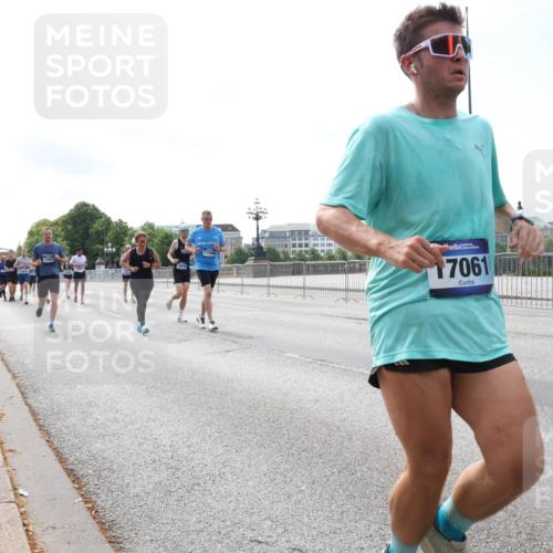 29.06.2025 - hella hamburg halbmarathon Lena Gebhardt http://msf.ph/oto/8323773 29.06.2025 10:12:50 Lombardsbrücke 18530, 17994, 17061, 102, 1020, 1051, 1249, 1610, 1785, 1850, 1851, 1939, 2531, 2891, 2942, 2963, 2964, 3182, 3248, 3262, 4453, 4499, 4532, 4554, 5150, 5166, 5597, 5598, 6207, 6822, 6966, 7014, 7873, 7907, 8398, 8405, 8917, 8971, 9141, 9254, 10067, 10402, 10581, 10685, 11025, 11720, 12456, 13566, 13816, 14404, 14540, 14868, 14869, 15012, 15369, 15531, 16255, 16323, 16473, 16826, 16911, 17061, 17699, 17994, 18178, 18320, 18493, 18530 meine-sportfotos.de
