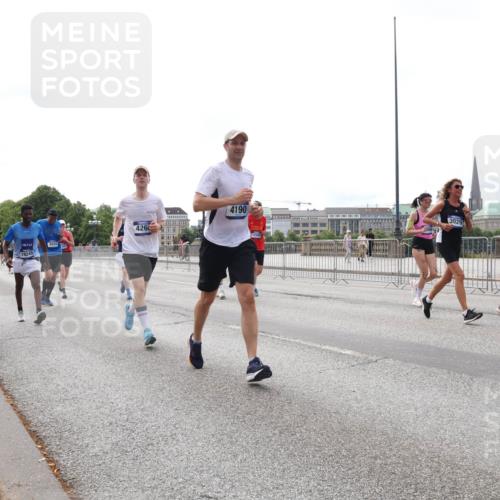 29.06.2025 - hella hamburg halbmarathon Lena Gebhardt http://msf.ph/oto/8323845 29.06.2025 10:23:07 Lombardsbrücke 13248, 19245, 426, 4190, 3029, 1029, 1362, 1853, 2294, 2766, 2925, 3003, 3029, 3034, 3600, 3601, 4190, 4266, 4728, 4793, 5223, 5343, 5629, 6502, 6578, 6784, 6785, 6849, 7188, 7190, 7266, 7529, 7820, 7891, 7925, 8687, 8688, 8716, 8918, 8920, 9133, 9256, 9301, 9877, 9913, 10205, 10739, 10826, 11798, 11879, 12025, 12073, 12190, 12265, 13560, 13921, 14041, 14265, 14338, 14525, 14801, 14821, 16416, 16558, 17013, 17099, 17207, 17299, 17719 meine-sportfotos.de