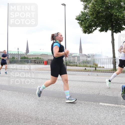 29.06.2025 - hella hamburg halbmarathon Lena Gebhardt http://msf.ph/oto/8323884 29.06.2025 10:57:35 Lombardsbrücke 9824, 3750, 1123, 1242, 1248, 1265, 1643, 2015, 2041, 2370, 2451, 2567, 2900, 3191, 3195, 3385, 3388, 3433, 3723, 3750, 3851, 3954, 4059, 4086, 4106, 4180, 4197, 4485, 4521, 4611, 4830, 4998, 5117, 5316, 5632, 5639, 5736, 5738, 6053, 6827, 6832, 6857, 6916, 7172, 7193, 7592, 7720, 7728, 7787, 8035, 8159, 8224, 8287, 8386, 8474, 8540, 8552, 8679, 8708, 8773, 8851, 8853, 8873, 9059, 9110, 9233, 9318, 9394, 9496, 9613 meine-sportfotos.de