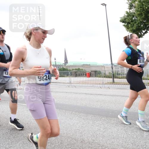 29.06.2025 - hella hamburg halbmarathon Lena Gebhardt http://msf.ph/oto/8323911 29.06.2025 10:57:36 Lombardsbrücke 12, 9824, 8386, 1123, 1242, 1248, 1265, 1643, 2015, 2041, 2370, 2451, 2567, 2900, 3191, 3195, 3385, 3388, 3433, 3723, 3750, 3851, 3954, 4059, 4086, 4106, 4180, 4197, 4485, 4521, 4611, 4830, 4998, 5117, 5316, 5632, 5639, 5736, 5738, 6053, 6827, 6857, 6916, 7172, 7193, 7720, 7728, 7787, 8035, 8159, 8287, 8386, 8474, 8540, 8552, 8708, 8773, 8851, 8853, 8873, 9059, 9110, 9233, 9318, 9394, 9496, 9613 meine-sportfotos.de