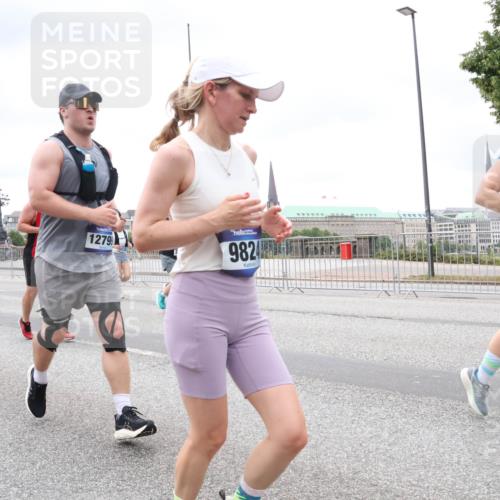 29.06.2025 - hella hamburg halbmarathon Lena Gebhardt http://msf.ph/oto/8323975 29.06.2025 10:57:36 Lombardsbrücke 18534, 1279, 9824, 8386, 1123, 1242, 1248, 1265, 1643, 2015, 2041, 2370, 2451, 2567, 2900, 3191, 3195, 3385, 3388, 3433, 3723, 3750, 3851, 3954, 4059, 4086, 4106, 4180, 4197, 4485, 4521, 4611, 4830, 4998, 5117, 5316, 5632, 5639, 5736, 5738, 6053, 6827, 6857, 6916, 7172, 7193, 7720, 7728, 7787, 8035, 8159, 8287, 8386, 8474, 8540, 8552, 8708, 8773, 8851, 8853, 8873, 9059, 9110, 9233, 9318, 9394, 9496, 9613 meine-sportfotos.de