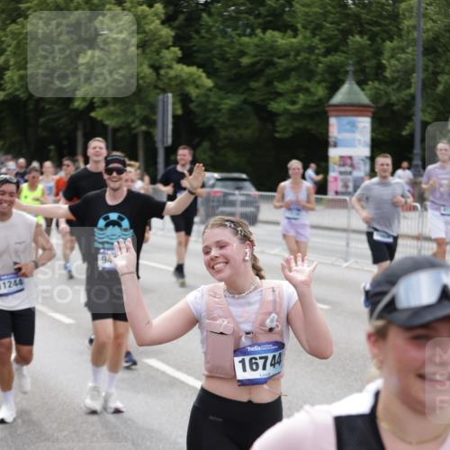 29.06.2025 - hella hamburg halbmarathon Jannik Wohlers http://msf.ph/oto/8323991 29.06.2025 10:39:41 Lombardsbrücke 1058, 1076, 1291, 1586, 1691, 1899, 2019, 2254, 2572, 2866, 2888, 3237, 3515, 3607, 3808, 3882, 3883, 3884, 4173, 4271, 4471, 5229, 5263, 5654, 5877, 5901, 6097, 6548, 6698, 6750, 6890, 6920, 7045, 7455, 7456, 8622, 8815, 8865, 8866, 9187, 9195, 9292, 9495, 10474, 10806, 10818, 10953, 11188, 11242, 11244, 11717, 11874, 12414, 12883, 12906, 13005, 13069, 13577, 13651, 14327, 14578, 15111, 16784, 19163 meine-sportfotos.de