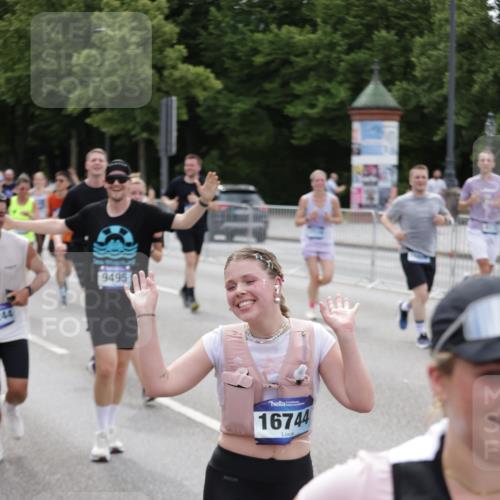 29.06.2025 - hella hamburg halbmarathon Jannik Wohlers http://msf.ph/oto/8324013 29.06.2025 10:39:41 Lombardsbrücke 1058, 1076, 1291, 1586, 1691, 1899, 2019, 2254, 2572, 2866, 2888, 3237, 3515, 3607, 3808, 3882, 3883, 3884, 4173, 4271, 4471, 5229, 5263, 5654, 5877, 5901, 6097, 6548, 6698, 6750, 6890, 6920, 7045, 7455, 7456, 8622, 8815, 8865, 8866, 9187, 9195, 9292, 9495, 10474, 10806, 10818, 10953, 11188, 11242, 11244, 11717, 11874, 12414, 12883, 12906, 13005, 13069, 13577, 13651, 14327, 14578, 15111, 16784, 19163 meine-sportfotos.de