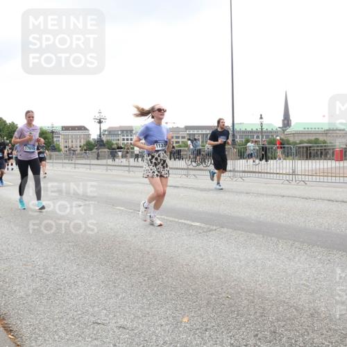 29.06.2025 - hella hamburg halbmarathon Lena Gebhardt http://msf.ph/oto/8324016 29.06.2025 10:47:20 Lombardsbrücke 17015, 10772, 11378, 1073, 1185, 1286, 1434, 1463, 1523, 1593, 1607, 1704, 1720, 1961, 2148, 2211, 2327, 2407, 2537, 2555, 2556, 2665, 2882, 2981, 2994, 3339, 4037, 4184, 4239, 4325, 4423, 4483, 4806, 4895, 4974, 4975, 5111, 5114, 5621, 5622, 5796, 5895, 5953, 6255, 6256, 6485, 6496, 6879, 6995, 7073, 7403, 7430, 7431, 7630, 7631, 8105, 8131, 8270, 8486, 8684, 8706, 8915, 8953, 8967, 9018, 11351, 11458, 11730, 11738 meine-sportfotos.de