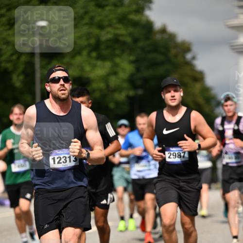 29.06.2025 - hella hamburg halbmarathon Dr. Thomas Lammeyer http://msf.ph/oto/8324088 29.06.2025 10:17:30 Kennedybrücke 1007, 1194, 1859, 1939, 2055, 2359, 2721, 2904, 2961, 2987, 3218, 3729, 4001, 4795, 4950, 5232, 5631, 6026, 6207, 7346, 7460, 7913, 8913, 9128, 9612, 9631 meine-sportfotos.de
