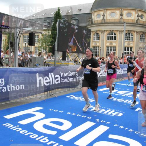 29.06.2025 - hella hamburg halbmarathon Michael Strokosch http://msf.ph/oto/8324106 29.06.2025 10:48:30 Ziel 1537, 3747, 5129, 5362, 5528, 6081, 6923, 8216, 9262, 10860, 11451, 12149, 12549, 12690, 12840, 13962, 14033, 14990, 15808, 17395, 17745, 17855, 18251, 18790, 18923 meine-sportfotos.de