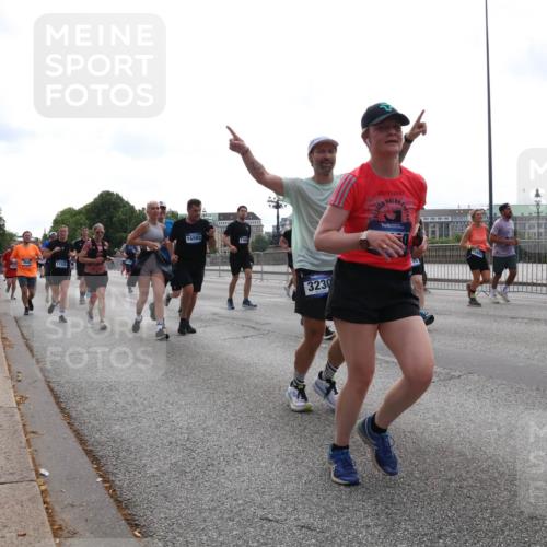 29.06.2025 - hella hamburg halbmarathon Lena Gebhardt http://msf.ph/oto/8324170 29.06.2025 10:37:39 Lombardsbrücke 2640, 17355, 16582, 3230, 1022, 1276, 1337, 1475, 1578, 1597, 1799, 1819, 1985, 2016, 2199, 2272, 2480, 2486, 2640, 2853, 3230, 3246, 3633, 4097, 4347, 4733, 5139, 5146, 5171, 5186, 5522, 5560, 5790, 5875, 5940, 6243, 6362, 6821, 6955, 7085, 7124, 7235, 7244, 7321, 7350, 7544, 7696, 7707, 7777, 7823, 8811, 8843, 8985, 9247, 9288, 9524, 9895, 10159, 10506, 10836, 11087, 11543, 12123, 12254, 12472, 12824, 16680, 17798 meine-sportfotos.de