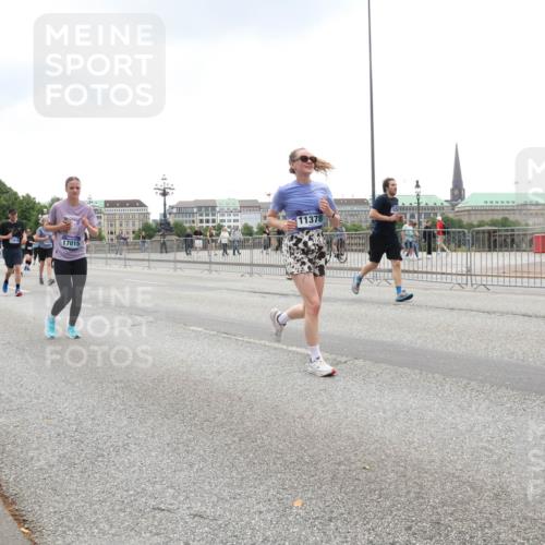 29.06.2025 - hella hamburg halbmarathon Lena Gebhardt http://msf.ph/oto/8324194 29.06.2025 10:47:20 Lombardsbrücke 11378, 17015, 10772, 1073, 1185, 1286, 1434, 1463, 1523, 1593, 1607, 1704, 1720, 1961, 2148, 2211, 2327, 2407, 2537, 2555, 2556, 2665, 2882, 2981, 2994, 3339, 4037, 4184, 4239, 4325, 4423, 4483, 4806, 4895, 4974, 4975, 5111, 5114, 5621, 5622, 5796, 5895, 5953, 6255, 6256, 6485, 6496, 6879, 6995, 7073, 7403, 7430, 7431, 7630, 7631, 8105, 8131, 8270, 8486, 8684, 8706, 8915, 8953, 8967, 9018, 11351, 11458, 11730, 11738 meine-sportfotos.de