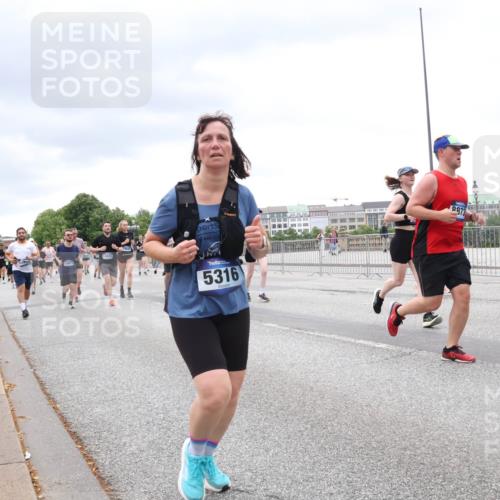29.06.2025 - hella hamburg halbmarathon Lena Gebhardt http://msf.ph/oto/8324233 29.06.2025 10:57:37 Lombardsbrücke 13427, 13425, 5316, 9873, 3750, 1123, 1242, 1248, 1265, 1643, 2015, 2041, 2370, 2451, 2567, 2900, 3191, 3195, 3385, 3388, 3433, 3723, 3750, 3851, 3954, 4059, 4086, 4106, 4180, 4197, 4521, 4830, 4998, 5117, 5316, 5632, 5639, 5736, 5738, 6827, 6857, 6916, 7172, 7193, 7720, 7728, 7787, 8035, 8159, 8287, 8386, 8474, 8540, 8552, 8708, 8773, 8851, 8853, 8873, 9059, 9110, 9233, 9318, 9394, 9496, 9613 meine-sportfotos.de