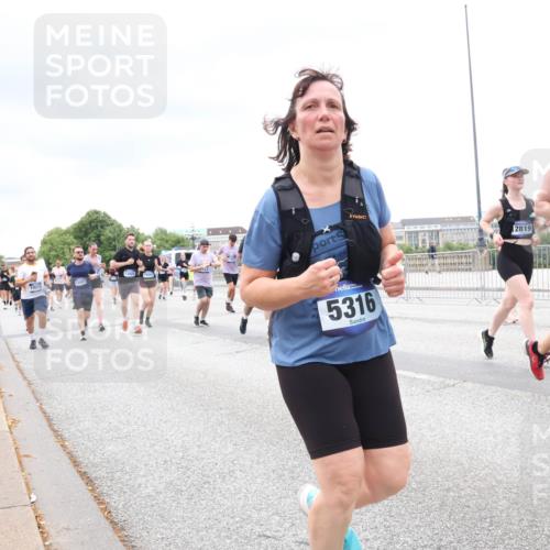 29.06.2025 - hella hamburg halbmarathon Lena Gebhardt http://msf.ph/oto/8324269 29.06.2025 10:57:37 Lombardsbrücke 5316, 2819, 8873, 1123, 1242, 1248, 1265, 1643, 2015, 2041, 2370, 2451, 2567, 2900, 3191, 3195, 3385, 3388, 3433, 3723, 3750, 3851, 3954, 4059, 4086, 4106, 4180, 4197, 4521, 4830, 4998, 5117, 5316, 5632, 5639, 5736, 5738, 6827, 6857, 6916, 7172, 7193, 7720, 7728, 7787, 8035, 8159, 8287, 8386, 8474, 8540, 8552, 8708, 8773, 8851, 8853, 8873, 9059, 9110, 9233, 9318, 9394, 9496, 9613 meine-sportfotos.de