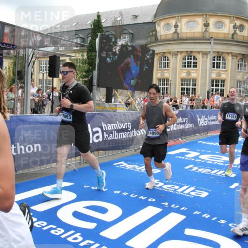 29.06.2025 - hella hamburg halbmarathon Michael Strokosch http://msf.ph/oto/8324316 29.06.2025 10:48:33 Ziel 1163, 1176, 2213, 3747, 5362, 6081, 9262, 10000, 10860, 11451, 11579, 12149, 12549, 12690, 12840, 13962, 14033, 14990, 15808, 15917, 17395, 17855, 18251, 18790, 18815, 18923 meine-sportfotos.de