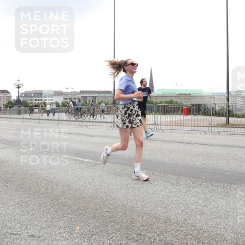 29.06.2025 - hella hamburg halbmarathon Lena Gebhardt http://msf.ph/oto/8324354 29.06.2025 10:47:21 Lombardsbrücke 17015, 8258, 1073, 1185, 1286, 1434, 1463, 1523, 1593, 1607, 1704, 1961, 2148, 2211, 2327, 2407, 2537, 2555, 2556, 2665, 2882, 2981, 2994, 3339, 4037, 4184, 4239, 4325, 4423, 4483, 4806, 4895, 4974, 4975, 5111, 5114, 5621, 5622, 5796, 5895, 5953, 6255, 6256, 6485, 6496, 6879, 6995, 7073, 7403, 7430, 7431, 7630, 7631, 8105, 8131, 8270, 8486, 8550, 8684, 8706, 8915, 8953, 8967, 9018, 11351, 11458, 11730, 11738 meine-sportfotos.de