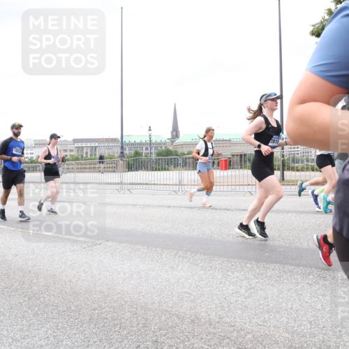 29.06.2025 - hella hamburg halbmarathon Lena Gebhardt http://msf.ph/oto/8324486 29.06.2025 10:57:37 Lombardsbrücke 18534, 11943, 2819, 1123, 1242, 1248, 1265, 1643, 2015, 2041, 2370, 2451, 2567, 2900, 3191, 3195, 3385, 3388, 3433, 3723, 3750, 3851, 3954, 4059, 4086, 4106, 4180, 4197, 4521, 4830, 4998, 5117, 5316, 5632, 5639, 5736, 5738, 6827, 6857, 6916, 7172, 7193, 7720, 7728, 7787, 8035, 8159, 8287, 8386, 8474, 8540, 8552, 8708, 8773, 8851, 8853, 8873, 9059, 9110, 9233, 9318, 9394, 9496, 9613 meine-sportfotos.de