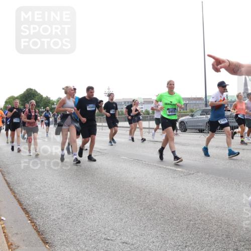 29.06.2025 - hella hamburg halbmarathon Lena Gebhardt http://msf.ph/oto/8324528 29.06.2025 10:37:40 Lombardsbrücke 2640, 17355, 16582, 1188, 6955, 2199, 3230, 1022, 1276, 1337, 1475, 1578, 1597, 1799, 1819, 1985, 2016, 2199, 2272, 2486, 2640, 2853, 3230, 3246, 3633, 4097, 4347, 4733, 5139, 5146, 5171, 5186, 5522, 5560, 5790, 5875, 5940, 6243, 6362, 6821, 6955, 7085, 7124, 7235, 7244, 7321, 7350, 7544, 7696, 7707, 7777, 7823, 8811, 8843, 8985, 9247, 9288, 9524, 9895, 10159, 10506, 10836, 11087, 11543, 12123, 12254, 12472, 12824, 16680, 17798 meine-sportfotos.de