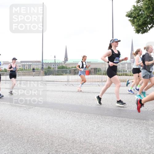 29.06.2025 - hella hamburg halbmarathon Lena Gebhardt http://msf.ph/oto/8324533 29.06.2025 10:57:38 Lombardsbrücke 11947, 3723, 18534, 2819, 1123, 1242, 1248, 1265, 1643, 2015, 2041, 2370, 2451, 2567, 2900, 3191, 3195, 3385, 3388, 3433, 3723, 3750, 3851, 3954, 4059, 4086, 4106, 4180, 4197, 4521, 4830, 5117, 5316, 5632, 5736, 5738, 6827, 6857, 6916, 7172, 7193, 7720, 7728, 7787, 8035, 8159, 8287, 8386, 8474, 8540, 8552, 8708, 8773, 8851, 8853, 8873, 9059, 9110, 9233, 9318, 9394, 9496, 9613 meine-sportfotos.de