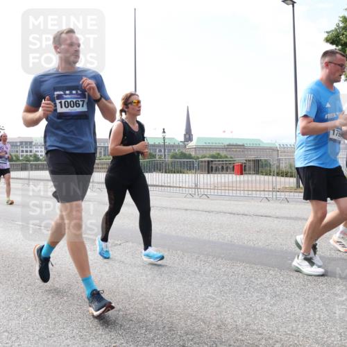 29.06.2025 - hella hamburg halbmarathon Lena Gebhardt http://msf.ph/oto/8324573 29.06.2025 10:12:53 Lombardsbrücke 11720, 10067, 179, 1853, 1020, 1051, 1249, 1610, 1785, 1851, 1939, 2531, 2891, 2942, 2963, 2964, 3182, 3248, 3262, 4453, 4499, 4532, 4554, 5150, 5166, 5597, 5598, 6207, 6822, 6966, 7014, 7873, 7907, 8398, 8405, 8917, 8971, 9141, 9254, 10067, 10402, 10581, 11025, 11720, 12456, 13566, 13816, 14404, 14540, 14869, 15012, 15369, 15531, 16030, 16255, 16323, 16437, 16473, 16826, 16911, 17061, 17699, 17994, 18048, 18178, 18320, 18493, 18530 meine-sportfotos.de