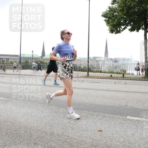 29.06.2025 - hella hamburg halbmarathon Lena Gebhardt http://msf.ph/oto/8324606 29.06.2025 10:47:21 Lombardsbrücke 11378, 1073, 1185, 1286, 1434, 1463, 1523, 1593, 1607, 1704, 1961, 2148, 2211, 2327, 2407, 2537, 2555, 2556, 2665, 2882, 2981, 2994, 3339, 4037, 4184, 4239, 4325, 4423, 4483, 4806, 4895, 4974, 4975, 5111, 5114, 5621, 5622, 5796, 5895, 5953, 6255, 6256, 6485, 6496, 6879, 6995, 7073, 7403, 7430, 7431, 7630, 7631, 8105, 8131, 8270, 8486, 8550, 8684, 8706, 8915, 8953, 8967, 9018, 11351, 11458, 11730, 11738 meine-sportfotos.de