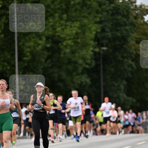 29.06.2025 - hella hamburg halbmarathon Dr. Thomas Lammeyer http://msf.ph/oto/8324624 29.06.2025 10:39:25 Kennedybrücke 1417, 1497, 1821, 1849, 2198, 2265, 2482, 3170, 3409, 3958, 4333, 4564, 4696, 4703, 5027, 5793, 6335, 6365, 6379, 6397, 6571, 6746, 6803, 6859, 7020, 7386, 7733, 8249, 8296, 9164, 9248, 9342, 9803, 10335, 10358, 10393, 10464, 10606, 11320 meine-sportfotos.de
