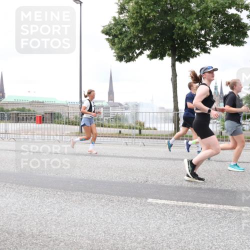 29.06.2025 - hella hamburg halbmarathon Lena Gebhardt http://msf.ph/oto/8324647 29.06.2025 10:57:38 Lombardsbrücke 1123, 1242, 1248, 1265, 1643, 2015, 2041, 2370, 2451, 2567, 2900, 3191, 3195, 3385, 3388, 3433, 3723, 3750, 3851, 3954, 4059, 4086, 4106, 4180, 4197, 4521, 4830, 5117, 5316, 5632, 5736, 5738, 6827, 6857, 6916, 7172, 7193, 7720, 7728, 7787, 8035, 8159, 8287, 8386, 8474, 8540, 8552, 8708, 8773, 8851, 8853, 8873, 9059, 9110, 9233, 9318, 9394, 9496, 9613 meine-sportfotos.de