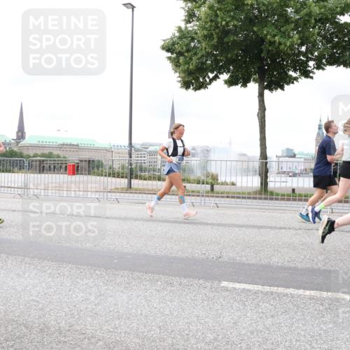 29.06.2025 - hella hamburg halbmarathon Lena Gebhardt http://msf.ph/oto/8324691 29.06.2025 10:57:38 Lombardsbrücke 18534, 68, 1123, 1242, 1248, 1265, 1643, 2015, 2041, 2370, 2451, 2567, 2900, 3191, 3195, 3385, 3388, 3433, 3723, 3750, 3851, 3954, 4059, 4086, 4106, 4180, 4197, 4521, 4830, 5117, 5316, 5632, 5736, 5738, 6827, 6857, 6916, 7172, 7193, 7720, 7728, 7787, 8035, 8159, 8287, 8386, 8474, 8540, 8552, 8708, 8773, 8851, 8853, 8873, 9059, 9110, 9233, 9318, 9394, 9496, 9613 meine-sportfotos.de