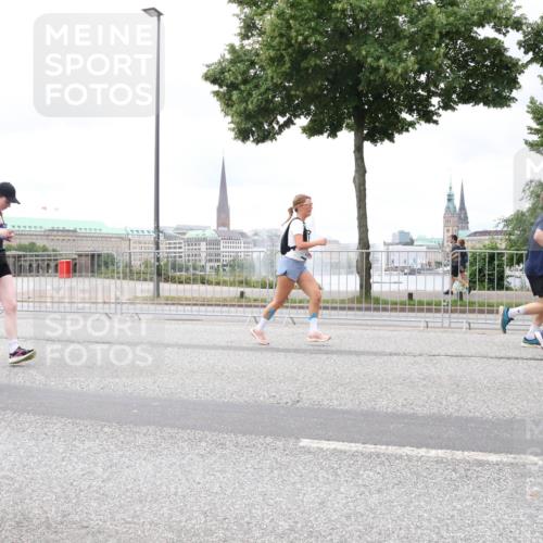29.06.2025 - hella hamburg halbmarathon Lena Gebhardt http://msf.ph/oto/8324747 29.06.2025 10:57:39 Lombardsbrücke 18534, 1123, 1242, 1248, 1265, 1643, 2015, 2041, 2370, 2451, 2567, 2900, 3191, 3195, 3385, 3388, 3433, 3644, 3723, 3750, 3851, 3954, 4059, 4086, 4106, 4180, 4197, 4521, 4830, 5117, 5316, 5632, 5736, 5738, 6827, 6857, 6916, 7172, 7193, 7556, 7720, 7728, 7787, 8035, 8159, 8287, 8386, 8474, 8540, 8552, 8708, 8773, 8851, 8853, 8873, 9059, 9110, 9233, 9318, 9394, 9496, 9613 meine-sportfotos.de