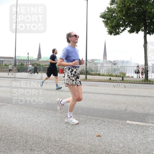 29.06.2025 - hella hamburg halbmarathon Lena Gebhardt http://msf.ph/oto/8324751 29.06.2025 10:47:21 Lombardsbrücke 1073, 1185, 1286, 1434, 1463, 1523, 1593, 1607, 1704, 1961, 2148, 2211, 2327, 2407, 2537, 2555, 2556, 2665, 2882, 2981, 2994, 3339, 4037, 4184, 4239, 4325, 4423, 4483, 4806, 4895, 4974, 4975, 5111, 5114, 5621, 5622, 5796, 5895, 5953, 6255, 6256, 6485, 6496, 6879, 6995, 7073, 7403, 7430, 7431, 7630, 7631, 8105, 8131, 8270, 8486, 8550, 8684, 8706, 8915, 8953, 8967, 9018, 11351, 11458, 11730, 11738 meine-sportfotos.de