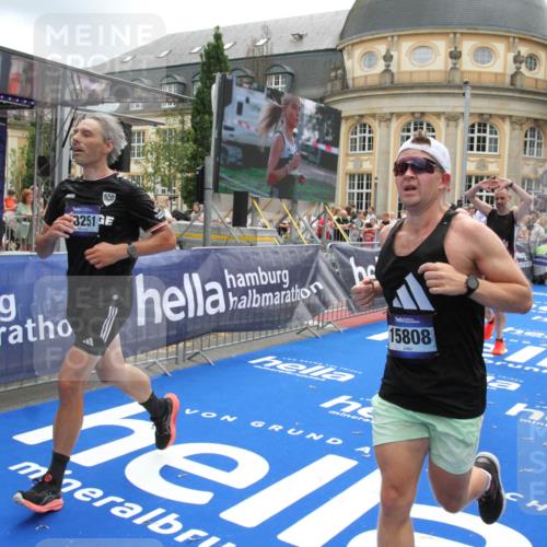 29.06.2025 - hella hamburg halbmarathon Michael Strokosch http://msf.ph/oto/8324752 29.06.2025 10:48:37 Ziel 1163, 1176, 2213, 4553, 5421, 9538, 10000, 10859, 10860, 11579, 12149, 12690, 13962, 14033, 15573, 15808, 15917, 17395, 18251, 18815 meine-sportfotos.de