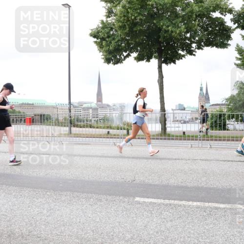 29.06.2025 - hella hamburg halbmarathon Lena Gebhardt http://msf.ph/oto/8324784 29.06.2025 10:57:39 Lombardsbrücke 18534, 1123, 1242, 1248, 1265, 1643, 2015, 2041, 2370, 2451, 2567, 2900, 3191, 3195, 3385, 3388, 3433, 3644, 3723, 3750, 3851, 3954, 4059, 4086, 4106, 4180, 4197, 4521, 4830, 5117, 5316, 5632, 5736, 5738, 6827, 6857, 6916, 7172, 7193, 7556, 7720, 7728, 7787, 8035, 8159, 8287, 8386, 8474, 8540, 8552, 8708, 8773, 8851, 8853, 8873, 9059, 9110, 9233, 9318, 9394, 9496, 9613 meine-sportfotos.de