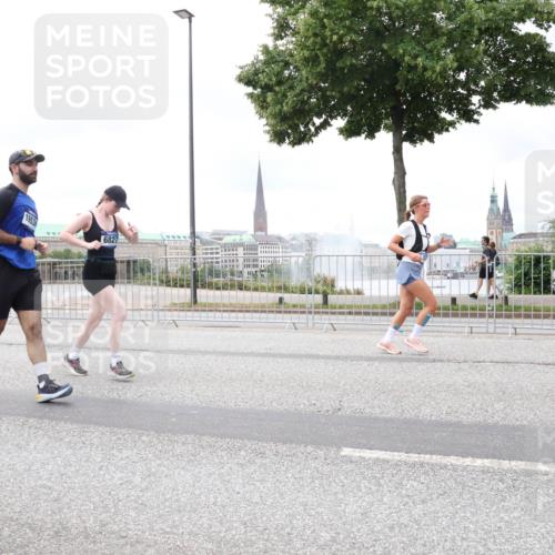 29.06.2025 - hella hamburg halbmarathon Lena Gebhardt http://msf.ph/oto/8324828 29.06.2025 10:57:39 Lombardsbrücke 1853, 6827, 1123, 1242, 1248, 1265, 1643, 2015, 2041, 2370, 2451, 2567, 2900, 3191, 3195, 3385, 3388, 3433, 3644, 3723, 3750, 3851, 3954, 4059, 4086, 4106, 4180, 4197, 4521, 4830, 5117, 5316, 5632, 5736, 5738, 6827, 6857, 6916, 7172, 7193, 7556, 7720, 7728, 7787, 8035, 8159, 8287, 8386, 8474, 8540, 8552, 8708, 8773, 8851, 8853, 8873, 9059, 9110, 9233, 9318, 9394, 9496, 9613 meine-sportfotos.de