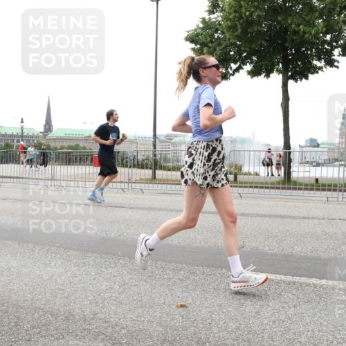 29.06.2025 - hella hamburg halbmarathon Lena Gebhardt http://msf.ph/oto/8324903 29.06.2025 10:47:21 Lombardsbrücke 1073, 1185, 1286, 1434, 1463, 1523, 1593, 1607, 1704, 1961, 2148, 2211, 2327, 2407, 2537, 2555, 2556, 2665, 2882, 2981, 2994, 3339, 4037, 4184, 4239, 4325, 4423, 4483, 4806, 4895, 4974, 4975, 5111, 5114, 5621, 5622, 5796, 5895, 5953, 6255, 6256, 6485, 6496, 6879, 6995, 7073, 7403, 7430, 7431, 7630, 7631, 8105, 8131, 8270, 8486, 8550, 8684, 8706, 8915, 8953, 8967, 9018, 11351, 11458, 11730, 11738 meine-sportfotos.de