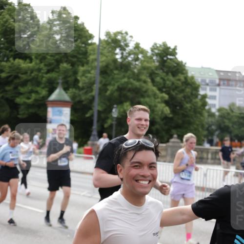 29.06.2025 - hella hamburg halbmarathon Jannik Wohlers http://msf.ph/oto/8324943 29.06.2025 10:39:44 Lombardsbrücke 1018, 1037, 1058, 1076, 1291, 1586, 1691, 1899, 2019, 2109, 2254, 2515, 2572, 2866, 2888, 3237, 3515, 3607, 3808, 4173, 4271, 4471, 4756, 5113, 5229, 5263, 5351, 5352, 5654, 5877, 5901, 6097, 6548, 6673, 6698, 6750, 6866, 6876, 6890, 6920, 7174, 7455, 7456, 7675, 7850, 8815, 8865, 8866, 9187, 9195, 9292, 9495, 10474, 10806, 10818, 10953, 11188, 11242, 11244, 11653, 11717, 12414, 12444, 12501, 12760, 12906, 13005, 13069, 13290, 13410, 13577, 13651, 14327, 14578, 15111 meine-sportfotos.de