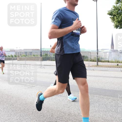 29.06.2025 - hella hamburg halbmarathon Lena Gebhardt http://msf.ph/oto/8325021 29.06.2025 10:12:54 Lombardsbrücke 10402, 1020, 1051, 1249, 1610, 1785, 1851, 1939, 2531, 2891, 2942, 2963, 2964, 3182, 3248, 3262, 4453, 4499, 4532, 4554, 5150, 5166, 5597, 5598, 6207, 6966, 7014, 7873, 7907, 8398, 8405, 8917, 8971, 9141, 9254, 10067, 10402, 10581, 11025, 11720, 12456, 13566, 13816, 14404, 14540, 14869, 15012, 15369, 15531, 16030, 16255, 16323, 16437, 16473, 16826, 16911, 17061, 17699, 17994, 18048, 18178, 18320, 18493, 18530 meine-sportfotos.de