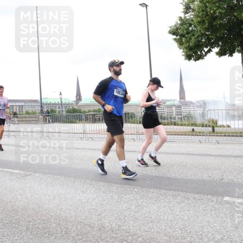 29.06.2025 - hella hamburg halbmarathon Lena Gebhardt http://msf.ph/oto/8325047 29.06.2025 10:57:39 Lombardsbrücke 13425, 1947, 18534, 1123, 1242, 1248, 1265, 1643, 2015, 2041, 2370, 2451, 2567, 2900, 3191, 3195, 3385, 3388, 3433, 3644, 3723, 3750, 3851, 3954, 4059, 4086, 4106, 4180, 4197, 4521, 4830, 5117, 5316, 5632, 5736, 5738, 6827, 6857, 6916, 7172, 7193, 7556, 7720, 7728, 7787, 8035, 8159, 8287, 8386, 8474, 8540, 8552, 8708, 8773, 8851, 8853, 8873, 9059, 9110, 9233, 9318, 9394, 9496, 9613 meine-sportfotos.de