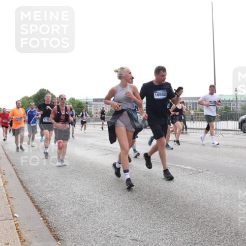 29.06.2025 - hella hamburg halbmarathon Lena Gebhardt http://msf.ph/oto/8325125 29.06.2025 10:37:41 Lombardsbrücke 2640, 1735, 16582, 12472, 695, 1022, 1276, 1337, 1475, 1578, 1799, 1819, 1985, 2016, 2199, 2486, 2640, 2853, 3230, 3246, 3633, 4097, 4347, 5139, 5146, 5171, 5186, 5522, 5560, 5790, 5875, 5940, 6243, 6362, 6697, 6821, 6955, 7085, 7124, 7235, 7244, 7321, 7350, 7544, 7696, 7777, 7823, 8811, 8843, 8985, 9247, 9288, 9524, 9895, 10159, 10506, 10836, 11087, 11543, 12123, 12254, 12472, 12824, 16680, 17798 meine-sportfotos.de