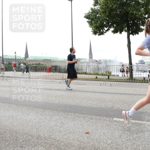 29.06.2025 - hella hamburg halbmarathon Lena Gebhardt http://msf.ph/oto/8325211 29.06.2025 10:47:22 Lombardsbrücke 1137, 1073, 1185, 1286, 1434, 1463, 1523, 1593, 1607, 1704, 1961, 2148, 2211, 2327, 2407, 2537, 2555, 2556, 2665, 2882, 2981, 2994, 3339, 4037, 4184, 4239, 4325, 4423, 4483, 4806, 4895, 4974, 4975, 5111, 5114, 5621, 5622, 5796, 5895, 5953, 6255, 6256, 6485, 6496, 6879, 6995, 7073, 7403, 7430, 7431, 7630, 7631, 7970, 8105, 8131, 8270, 8486, 8550, 8684, 8706, 8915, 8953, 8967, 9018, 9687, 11351, 11458, 11730, 11738 meine-sportfotos.de