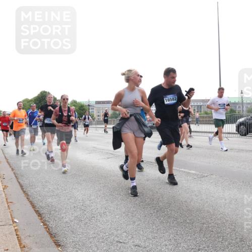 29.06.2025 - hella hamburg halbmarathon Lena Gebhardt http://msf.ph/oto/8325243 29.06.2025 10:37:41 Lombardsbrücke 2640, 6243, 1735, 16582, 12472, 1022, 1276, 1337, 1475, 1578, 1799, 1819, 1985, 2016, 2199, 2486, 2640, 2853, 3230, 3246, 3633, 4097, 4347, 5139, 5146, 5171, 5186, 5522, 5560, 5790, 5875, 5940, 6243, 6362, 6697, 6821, 6955, 7085, 7124, 7235, 7244, 7321, 7350, 7544, 7696, 7777, 7823, 8811, 8843, 8985, 9247, 9288, 9524, 9895, 10159, 10506, 10836, 11087, 11543, 12123, 12254, 12472, 12824, 16680, 17798 meine-sportfotos.de