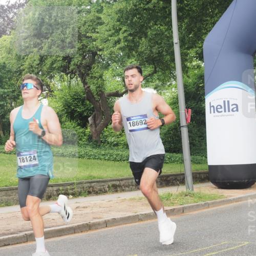 29.06.2025 - hella hamburg halbmarathon KatJ http://msf.ph/oto/8325274 29.06.2025 10:16:58 Zwischen KM18-KM19  meine-sportfotos.de